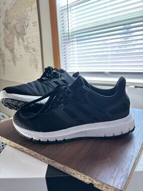 adidas Woman’s Black Mesh Running Sneakers with White Midsole Size 8